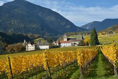 L'Abbazia di Novacella vista da sud, tra i vigneti presso Bressanone