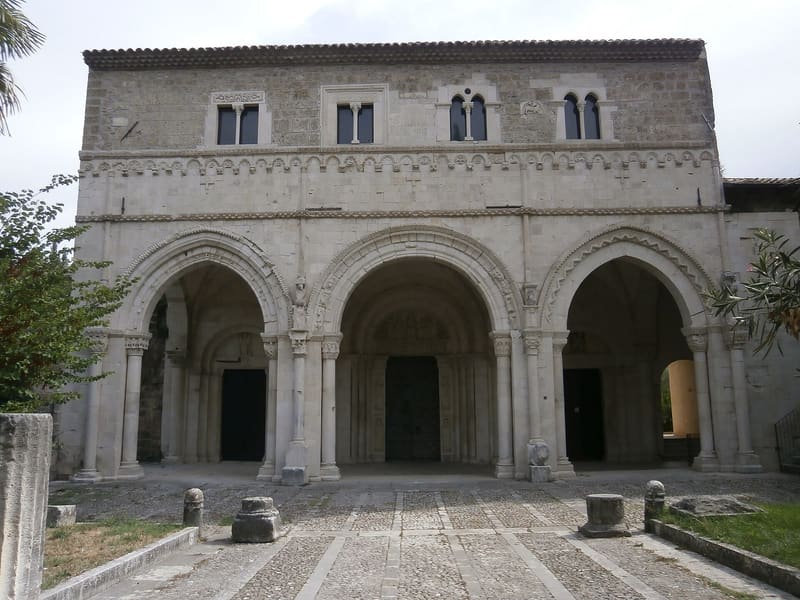 Il portico dell'Abbazia di San Clemente a Casauria