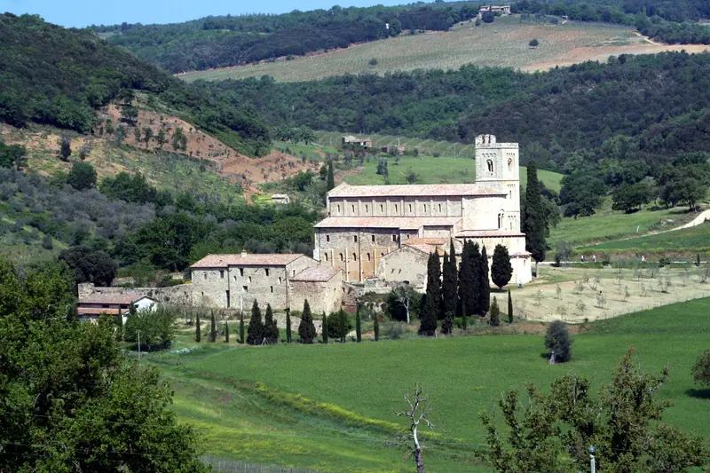 L'Abbazia romanica di Sant'Antimo nella campagna di Montalcino
