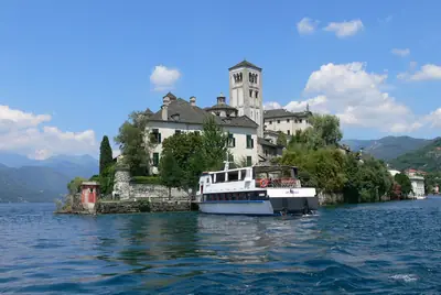 L'isola di San Giulio vista dal lago d'Orta, sede dell'Abbazia Mater Ecclesiae