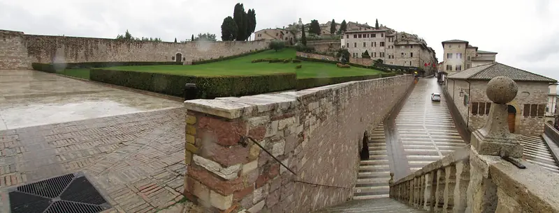 La Basilica di San Francesco ad Assisi vista dal prato superiore