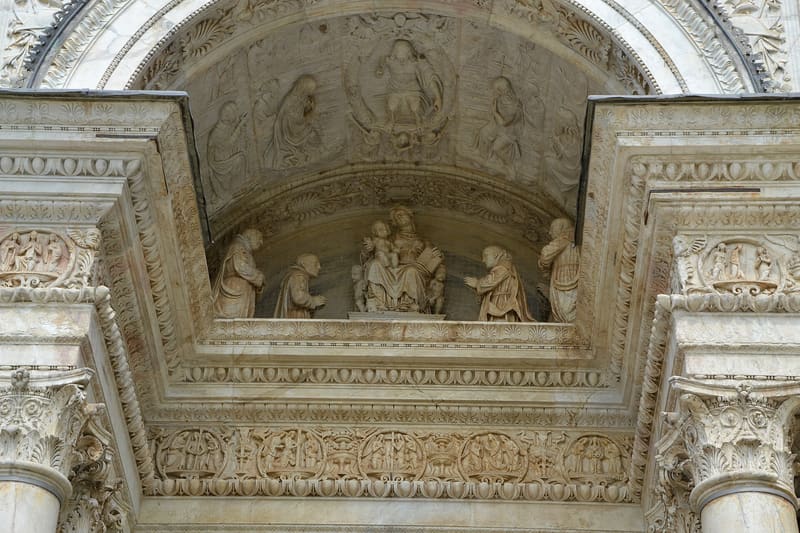 La facciata marmorea della Certosa di Pavia