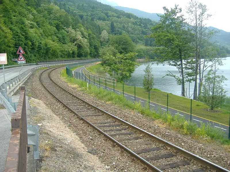 La pista ciclabile della Valsugana a Calceranica, lungo il lago di Caldonazzo