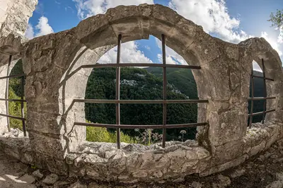 L'Eremo di Santo Spirito a Majella incastonato nella parete rocciosa