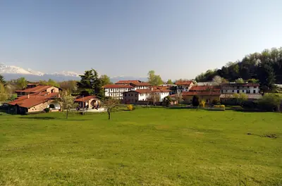 Gli edifici della Comunità monastica di Bose tra i prati della Serra