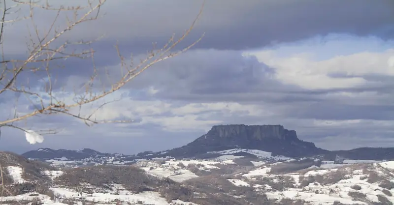 La Pietra di Bismantova con la neve, Appennino reggiano