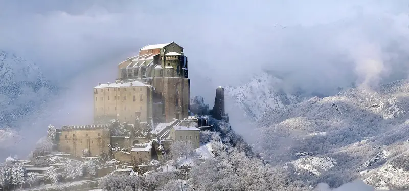La Sacra di San Michele innevata sopra la Val di Susa